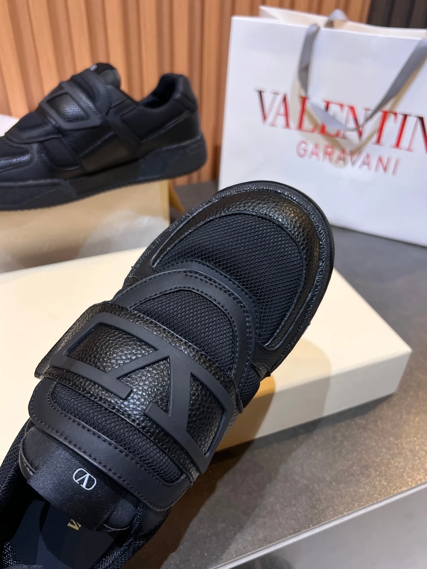 Men's men's shoes 💰760 VLTN Valentin 𝑶𝒏𝒆𝑺𝒕𝒖𝒅 Couple's sneaker series Valentino 2025 new couple's sneakers are on sale. The original ZP purchased and disassembled. Repeated pattern making and modification. The strength must be restored one to one! Top luxury masterpiece Velcro design Soft and comfortable imported calfskin 🧧brings excellent and elegant texture and excellent on-foot comfort Top purchasing version upper: imported calfskin surface/original oil edge craftsmanship Inner: water-dyed cowhide lining Outsole: original development 𝐓𝐏𝐔 two-color combination outsole Packaging: original configuration complete package Code number: 35-46 (45 46 customized)